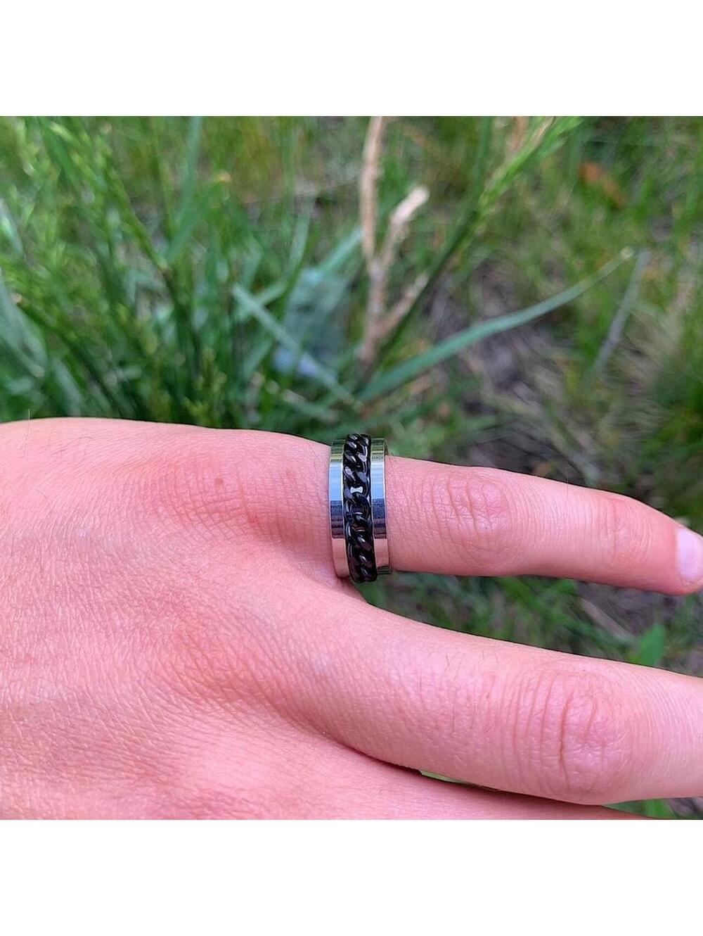 Grunge 2000s style Black and silver stainless steel spinner ring. Size 7. Ships